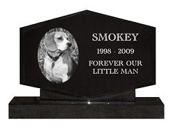 Adding a personal message to a pet memorial can be the perfect final touch